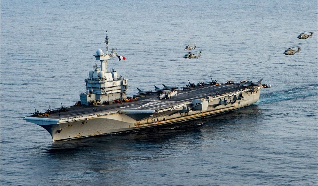 [ 🇫🇷 法国 ]

🔸今早，正在土伦海军基地进行维护的核动力航母“夏尔·戴高乐”号上发生火灾。

据法国当局称，火灾可能由技术舱室内使用割炬进行切割作业引发。火势在中午过后不久得到控制，并于13时50分宣布扑灭。

无人员伤亡，舰上的核设施未受影响。目前已展开调查，以查明事件的具体情况。 ​