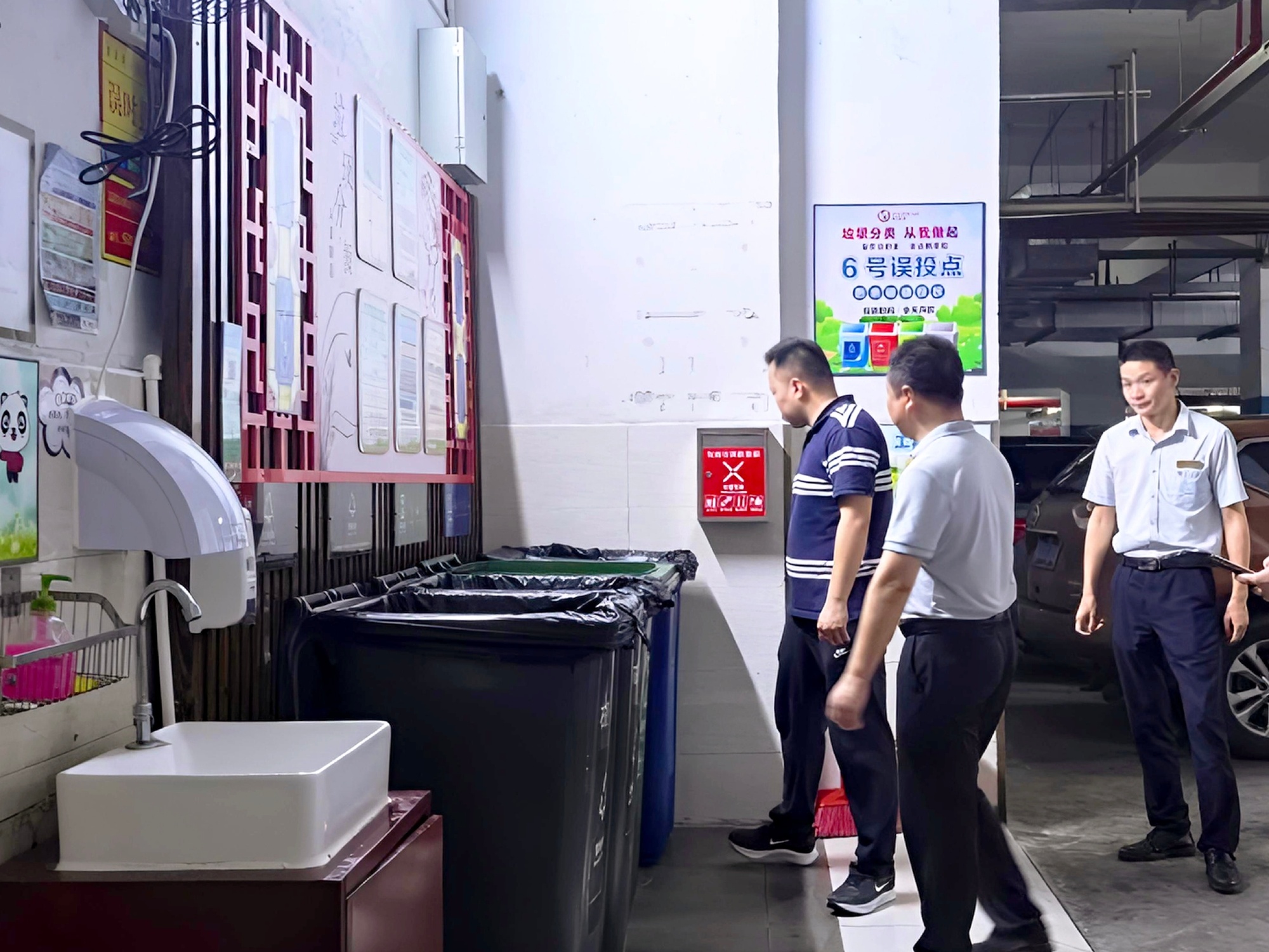 【垃圾桶“挂壁”、有异味？荔湾城管现场督导整改】近日，荔湾城管对石围塘...