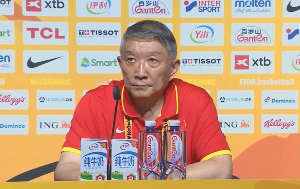 中国女篮61-94惨败美国！双塔合砍24分，请不要过度责骂宫鲁鸣！