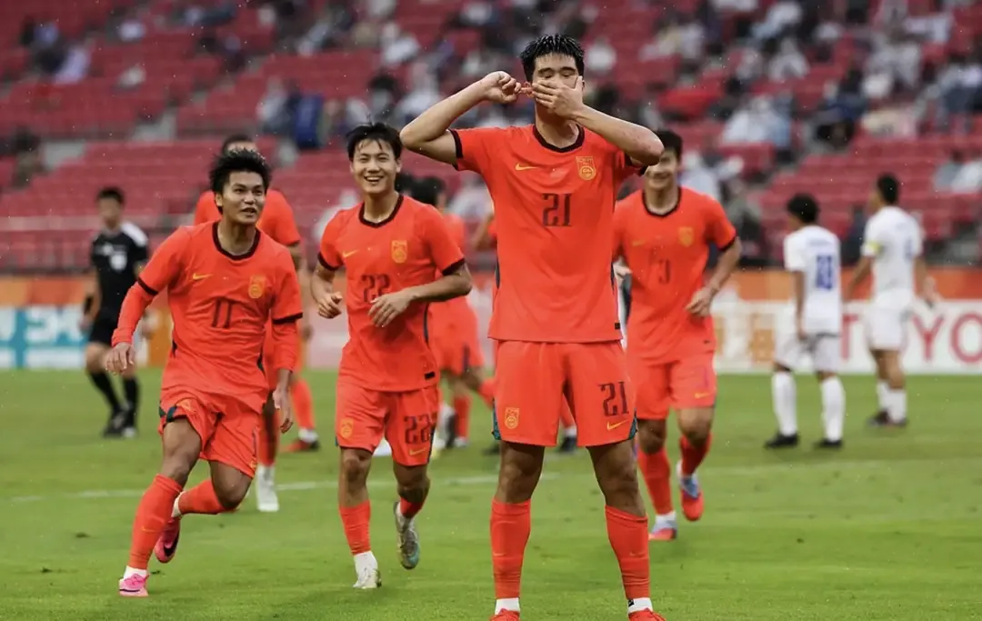 中国球迷今夜热血沸腾！U23 男足 3-0 力克泰国，时隔 28 年强势晋级亚运四强，这场迟到太久的胜利让无数人热泪盈眶！
比赛进程跌宕起伏：半场补时阶段彭啸制造对方乌龙打破僵局，下半场开局胡荷韬劲射扩大领先优势，替补登场的张玉宁仅用 5 分钟就头球破门锁定胜局！三粒进球各具精彩，每一脚都牵动着球迷