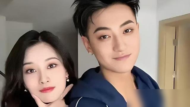 黄子韬这波，瞒了两年多，突然自己把儿子晒出来了。
10月15号，徐艺洋发海边落日照，两口子一人牵孩子一只手，配文“爱的人都在身边”。黄子韬直接转发，来一句“希望我儿子健康长大”。不装了。
网友一扒时间线，孩子估摸两三岁了。2024年有人拍到徐艺洋产检，当时还否认得干干净净。现在突然官宣，不是想通