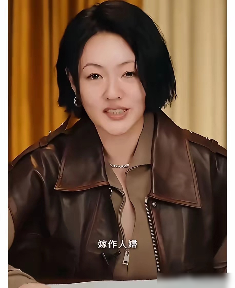 小S甩出一张当年跳国标舞的旧照，腰是腰腿是腿，还隔空喊话女儿你现在差远了。
但她转头就补了一句大实话，大S当年不跳，是因为性格保守，死活不肯穿暴露舞衣。
真正扎心的是她自己那句感叹，结婚会牺牲很多。
她亲口说过，当年为了经营婚姻，直接把国标舞扔了。生完三胎后，夫妻生活也没了，处得跟室友差不多，