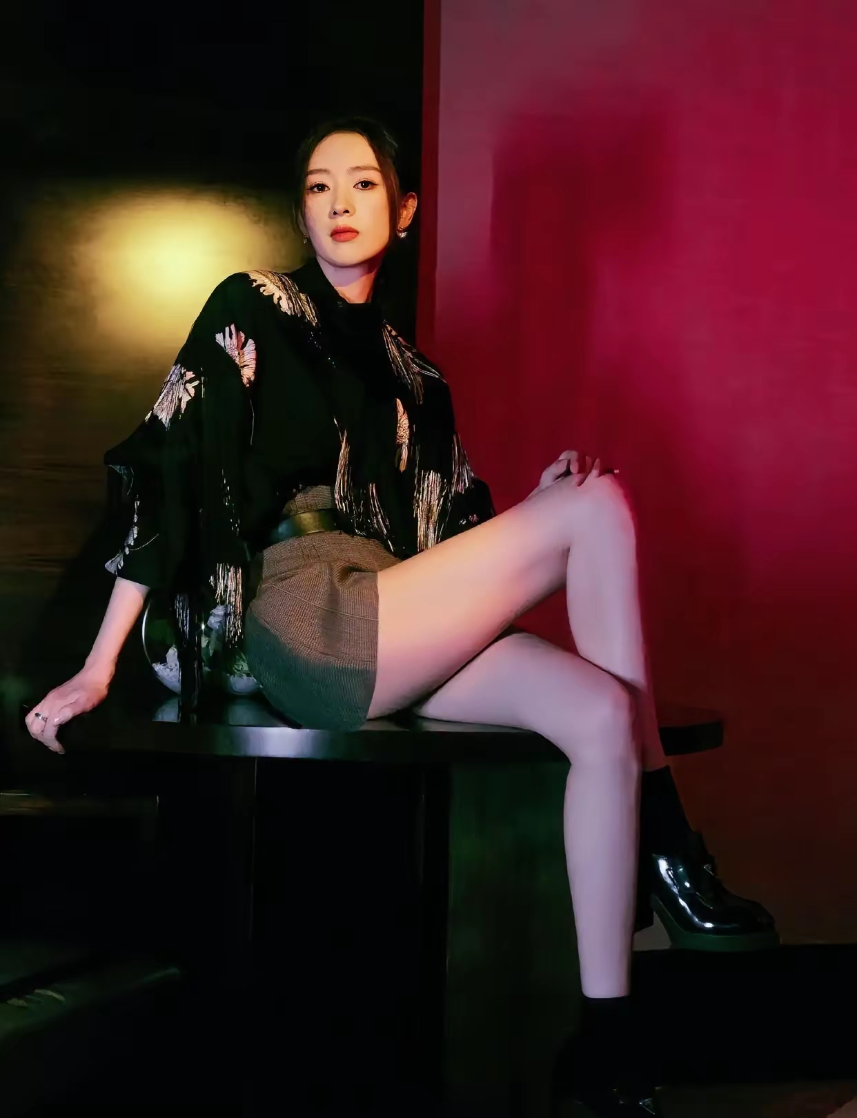 童谣这组抹胸裙写真真的太戳人了，完全是从荧幕里走出来的仙子既视感。
1985年出生在昆明的她，中戏表演系科班出身，之前在荧幕上留下的角色个个都有记忆点：《如懿传》里骄纵又带着点可怜的高贵妃高晞月，《大江大河》里让无数人意难平的坚韧姐姐宋运萍，《三十而已》里拎得清又敢闯的顾佳，还有《叛逆者》里满是信仰