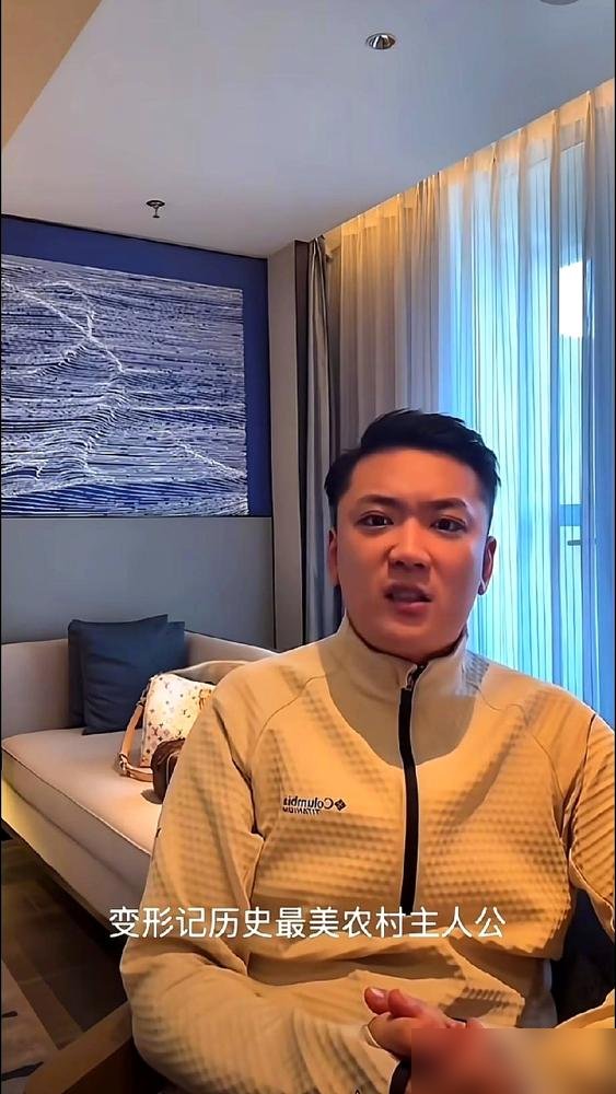 崔晋直播里那句话，把《变形计》最后一块遮羞布扯了。他说当年就是奔着流量去的，挑李勒优，因为她上镜。
镜头前演了十年母子情深，镜头外算盘珠子崩得震天响。高考前把人接到大连，一边补课一边架着机器拍，涨粉，带货，变现。
如今李勒优大学毕业，搬出去租房，晋妈直播说停了零花钱，因为作息颠倒，不去面馆帮忙。