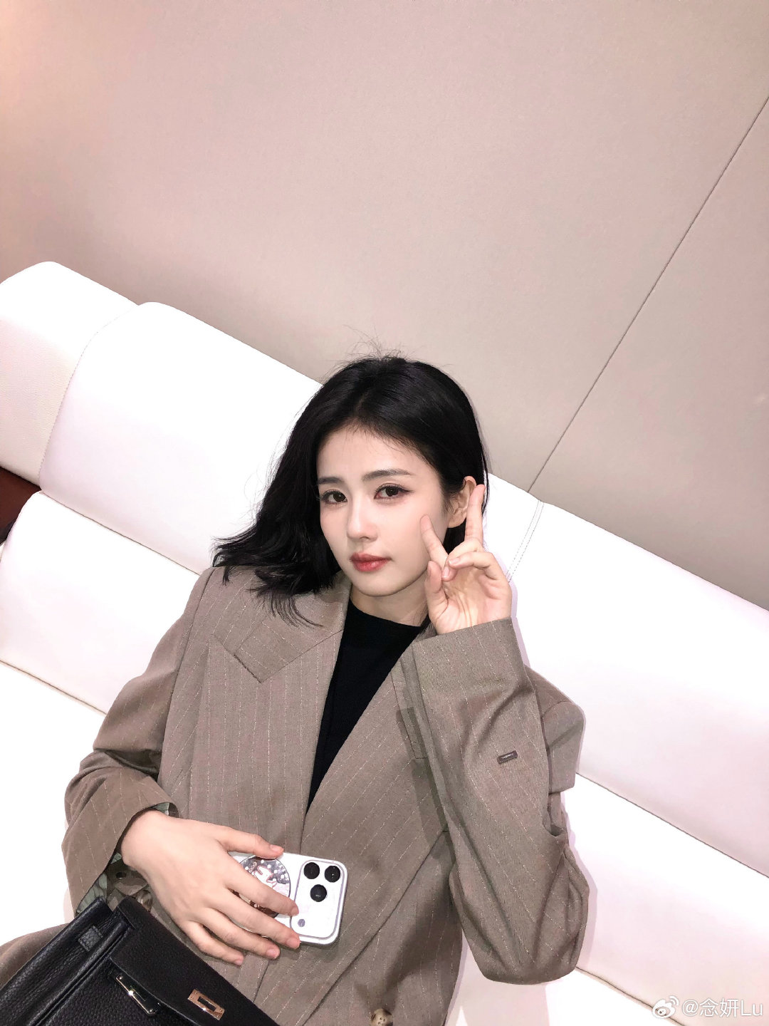 #白鹿[超话]##金鹤龙给白鹿化的轻氧甜鹿元气妆##白鹿为拍摄场地留纪念照##白鹿直播间被挤爆了# 宝宝的号召力依旧那么强[打call][点赞]宝宝好萌啊[么么哒] ​