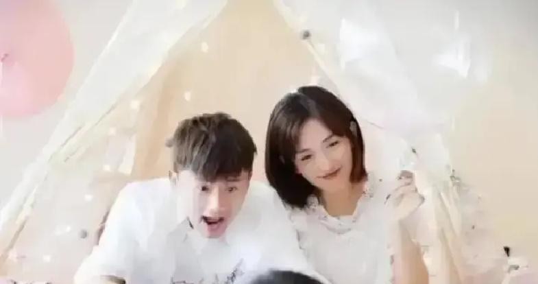 张杰谢娜当年没买汤臣一品，是租的。2011年前后他俩刚结婚，上海那处江景房大家都眼热，张杰也动过买房的心，但谢娜没跟着冲。后来大家才看明白，钱留手里比砸进房产证更管用。那几年张杰做专辑、开演唱会要花钱，谢娜自己也忙，手头有活钱，遇事不抓瞎。后来俩孩子大了，他们也没被天价房贷绑死，想搬去哪、想折腾点新