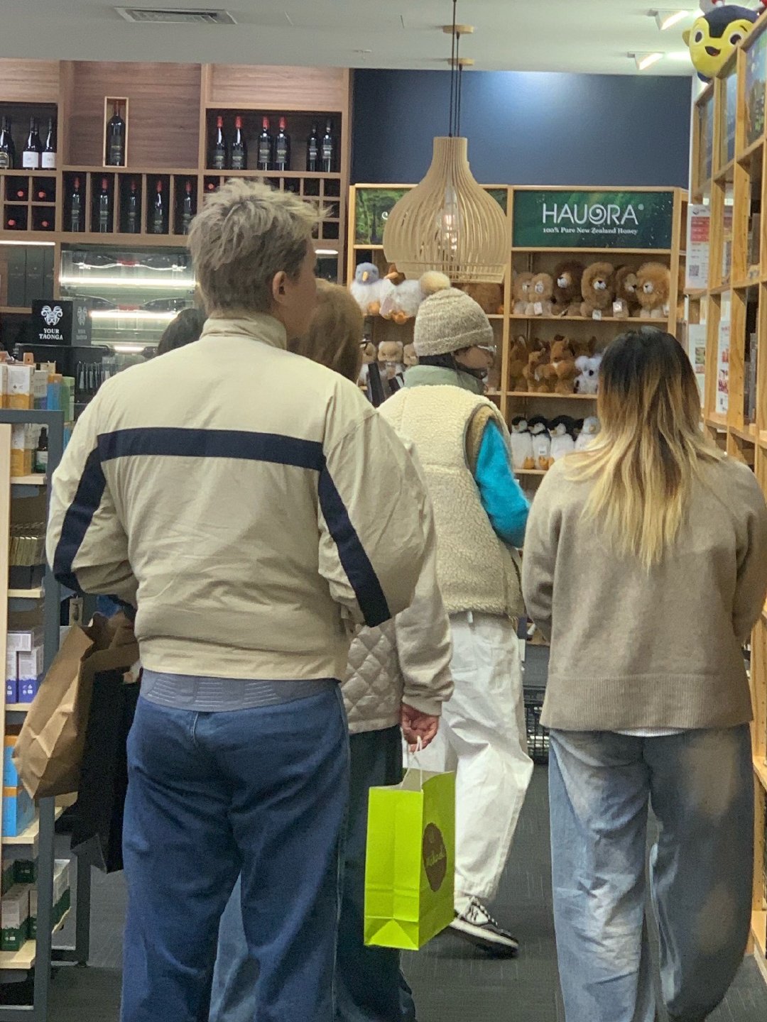 章若楠跑新西兰去了 所有人看看那个金头发是不是温俊这对我来说很重要。 ​