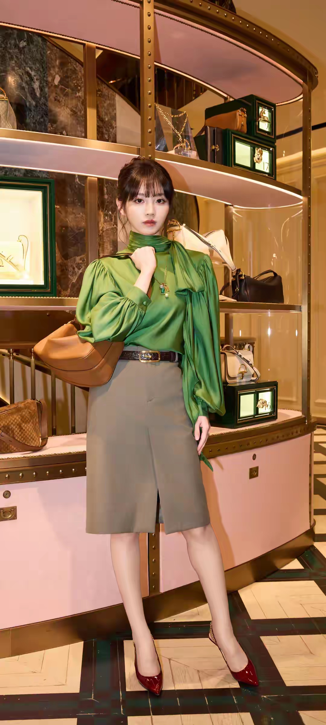 田曦薇真的是元气少女代表！她有一组图元气值直接拉满，麻花辫配黑色蝴蝶结...