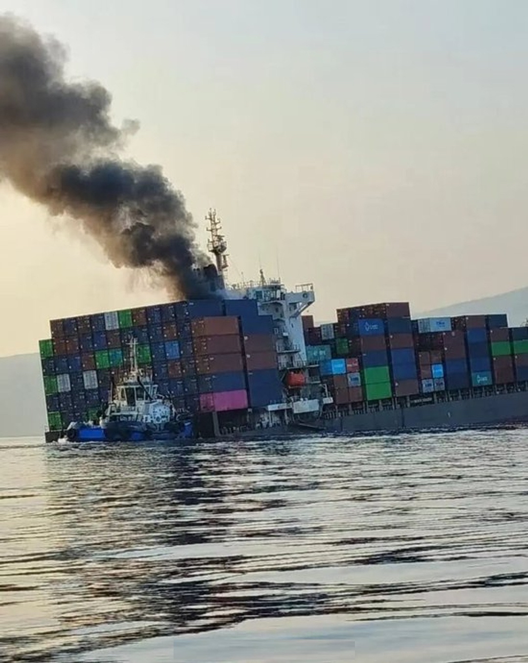 巨轮沉没，2500个集装箱散落海底：当地渔民打捞大批战利品！

10月13到14日两天，两艘新加坡注册的集装箱船接连在霍尔木兹海峡遇袭。

“GFS Pride”号直接被炸弹击中，甲板腾起冲天大火，短短几个小时就沉入海峡的暗蓝海水里，船上21名船员急速撤离到附近海域。

紧随其后的“GFS Gise