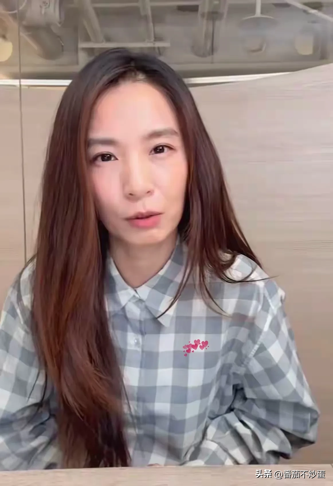 这年头，有些艺人的直播真是让人看不懂。

前阵子田馥甄在直播里，面对粉丝随口让解开衬衫领口扣子的弹幕，竟然当场放话称打赏到位能开到肚脐。

说实话，这回应实在让人惊掉下巴。

当年我也算听着她的歌走过商海沉浮的，怎么如今为了点流量，连这种玩笑都开得出口？


粉丝明明是关心她扣子系得太紧，她倒好，直