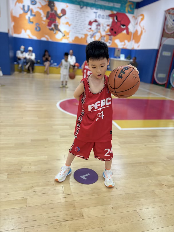 谁家小球员这么酷🏀
