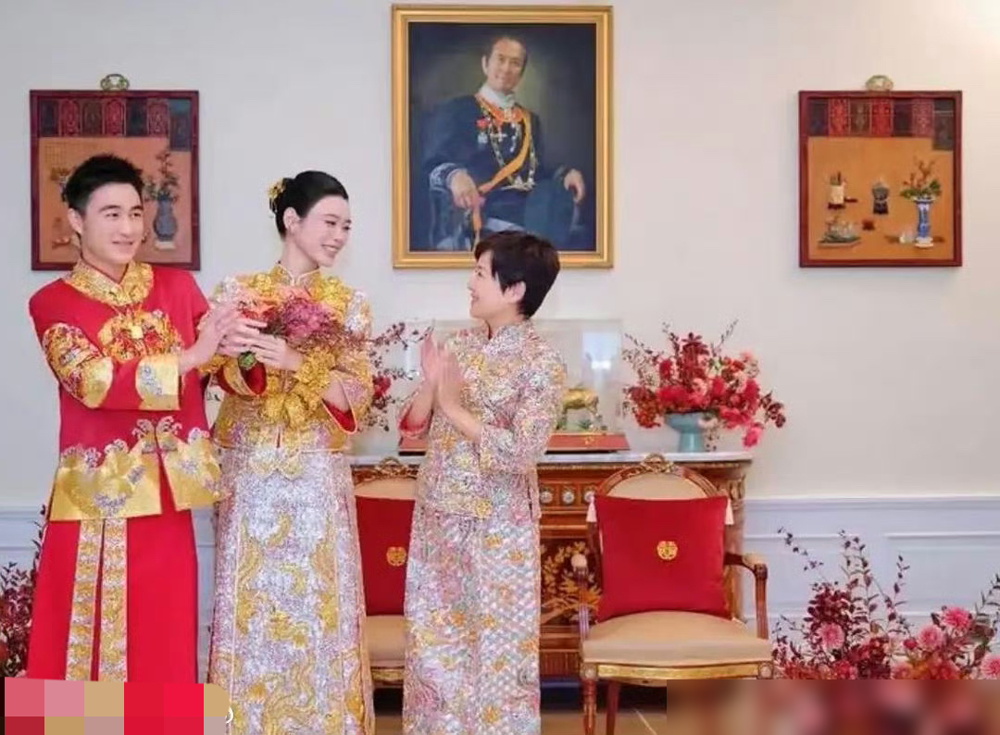 赌王家儿子婚礼上自曝矮半个头，这操作直接把豪门那点体面戳破了。
别人挤破头想掩盖的短板，何猷君自己端着酒杯拿身高开涮。他说很多人见证了我明明矮人家半个头还要去追小明，全场都笑了。
奚梦瑶站旁边，没接话，就那么笑着看他。
早前上综艺，这位赌王之子说过一句更狠的：我们小家庭，永远高于大家庭。翻译过
