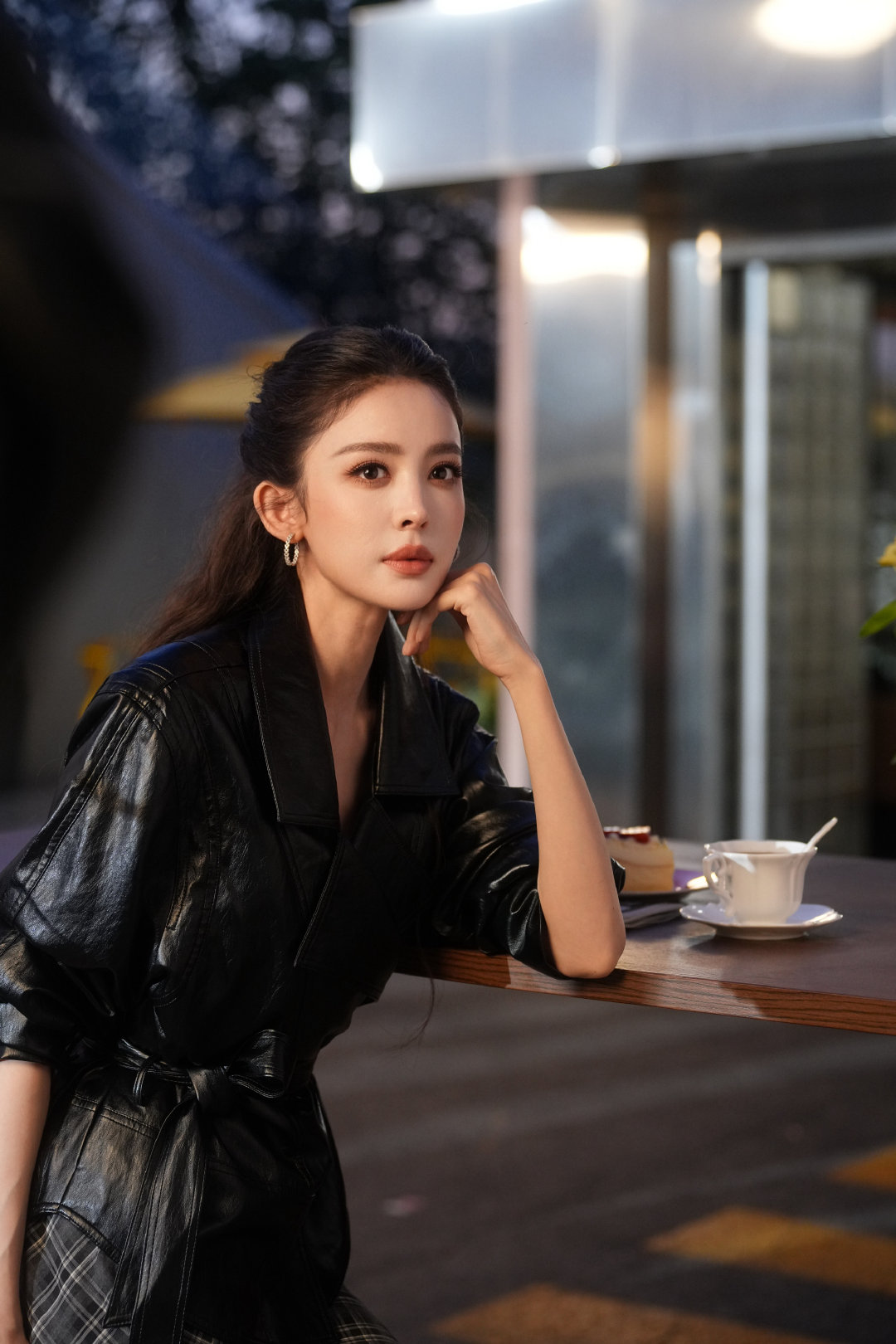 #娜扎[超话]#  丢掉繁复的攻略，不去计算抵达的时间，只想在一程无目的的游走里，收集一路的惬意与清风​