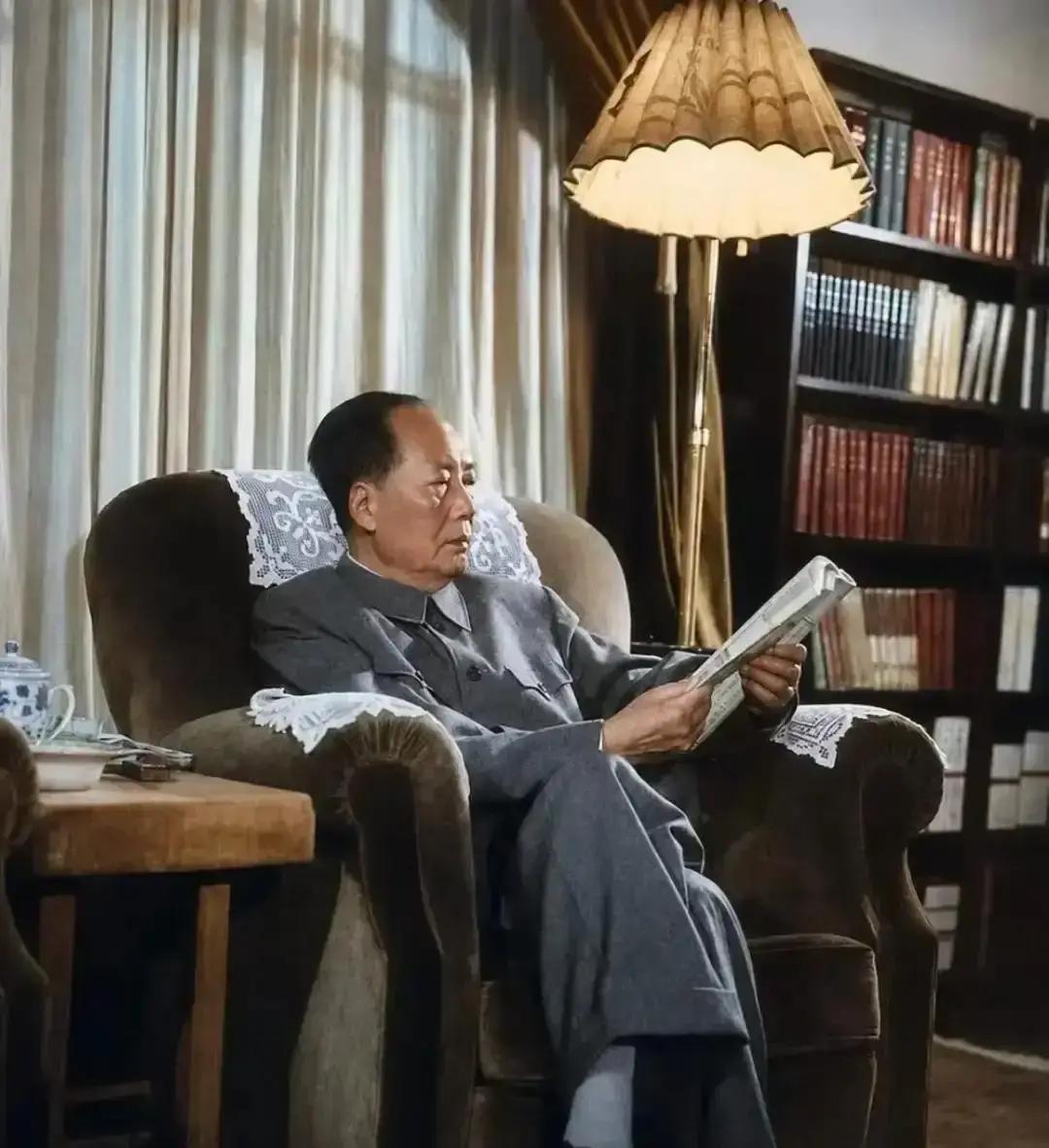 毛主席评明史的时候，给了一句中肯评价：“《明史》我看了最生气。”
但有一个皇帝，他不但没骂，反而给了极高评价——明成祖朱棣。
军帐里炭火噼啪作响，朱棣的手按在舆图上，指尖正落在斡难河一带。北征大军已深入漠北二十三日，斥侯刚刚回报，鞑靼首领阿鲁台的主力就在前方三百里。“他以为躲得过这个冬天。”朱棣咳嗽