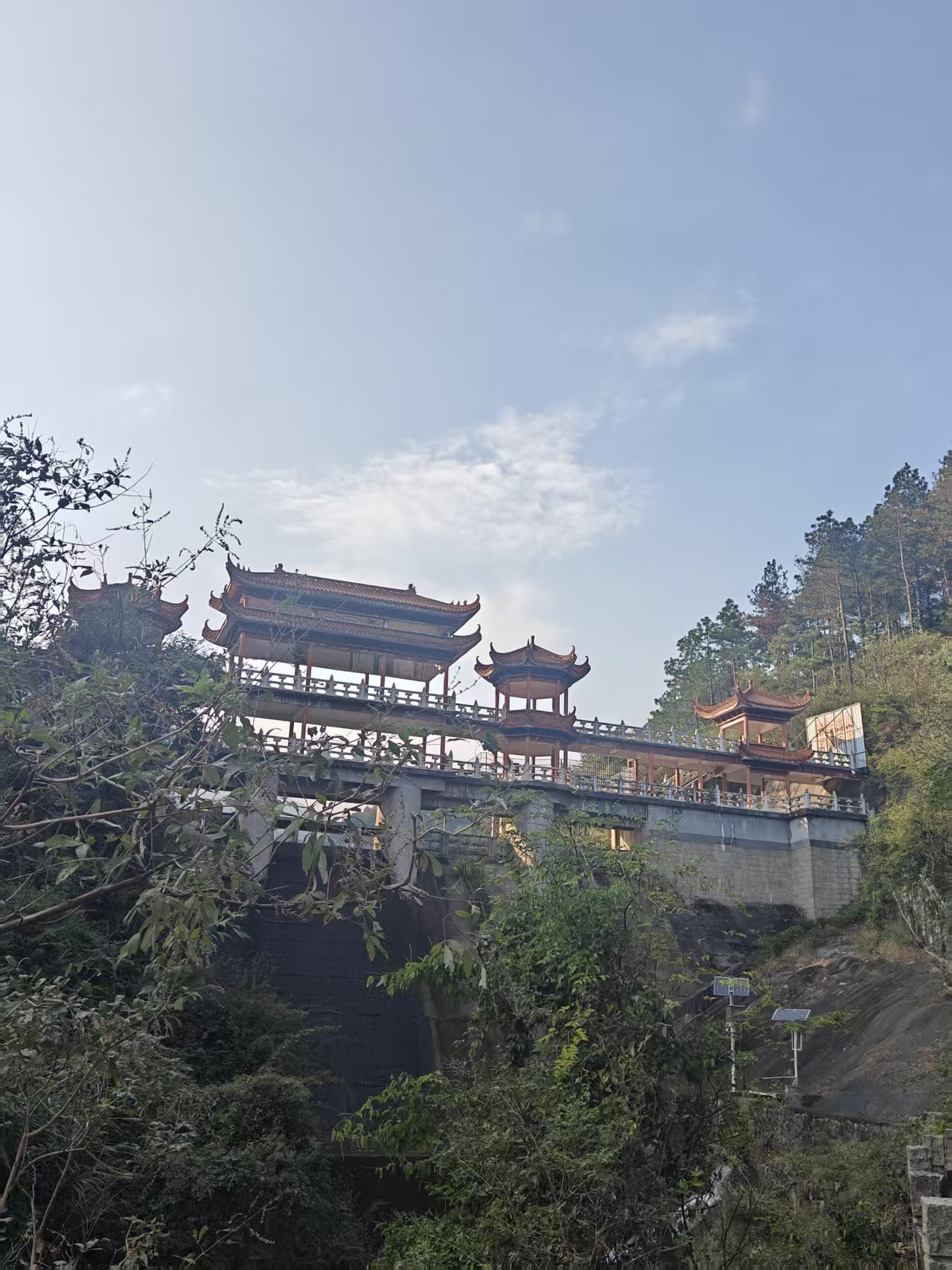 广州现在的自动驾驶进展真的藏不住了。
黄埔区、南沙区的开放测试道路总里程早就突破1000公里，全场景覆盖了商圈、城中村、临江大道甚至老旧窄巷，连雨天、夜间无路灯的复杂工况都跑了上百万公里。去年底开始全无人的萝卜快跑在核心区全免费试乘，高峰期单小时能接30多单，不少上