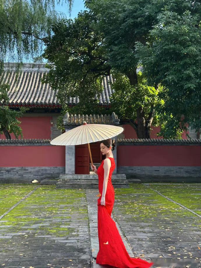 兼具东方气韵与独一份的松弛感，美从来不只有一种模样。
历经浮沉，依旧守住本心，于喧嚣之中守得一份清醒。愿前路漫漫，繁花相伴，期待演员景甜继续闪闪发光。#景甜[超话]# ​