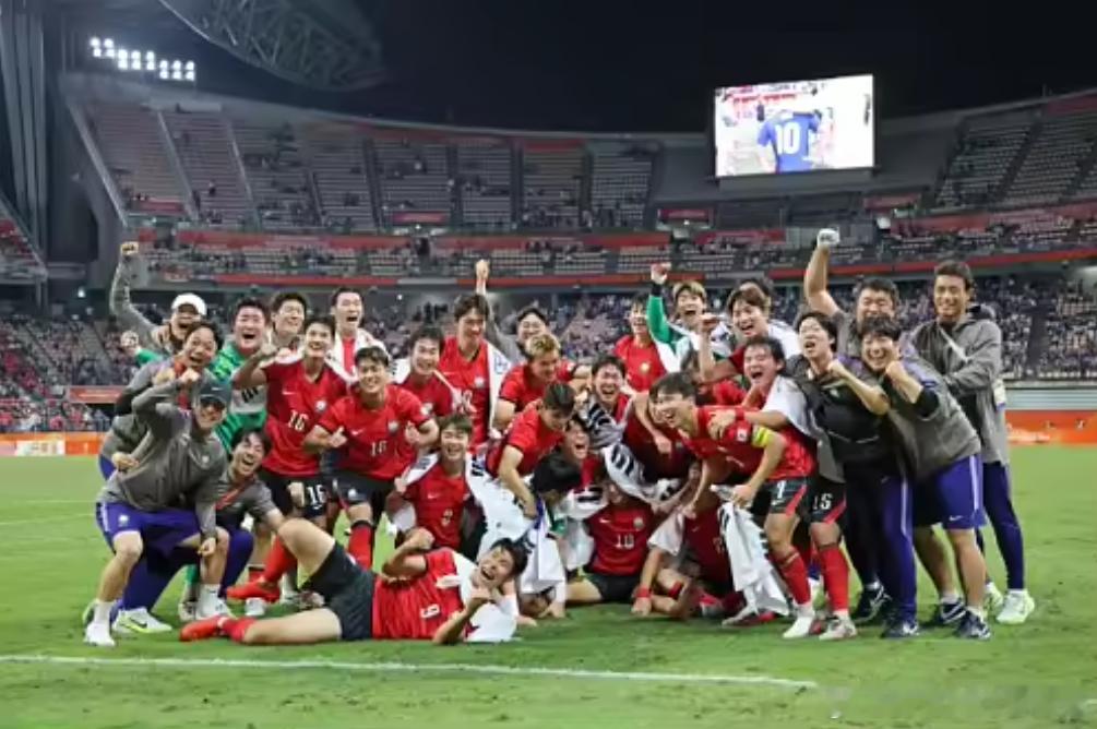 🔥韩国足协致歉风波，亚运冠军言行引热议！🔥

🏆韩国男足亚运四连冠，荣耀背后却起波澜！球员李期奕、梁民革、朴升洙赛后轻率言论，引发国民热议，韩国足协紧急发声，向民众致歉！🙏

💬李期奕：“差点去当兵，现在不用了！” 梁民革：“奖牌不重要，豁免兵役才来踢！” 朴升洙晒“退伍帽” ​
