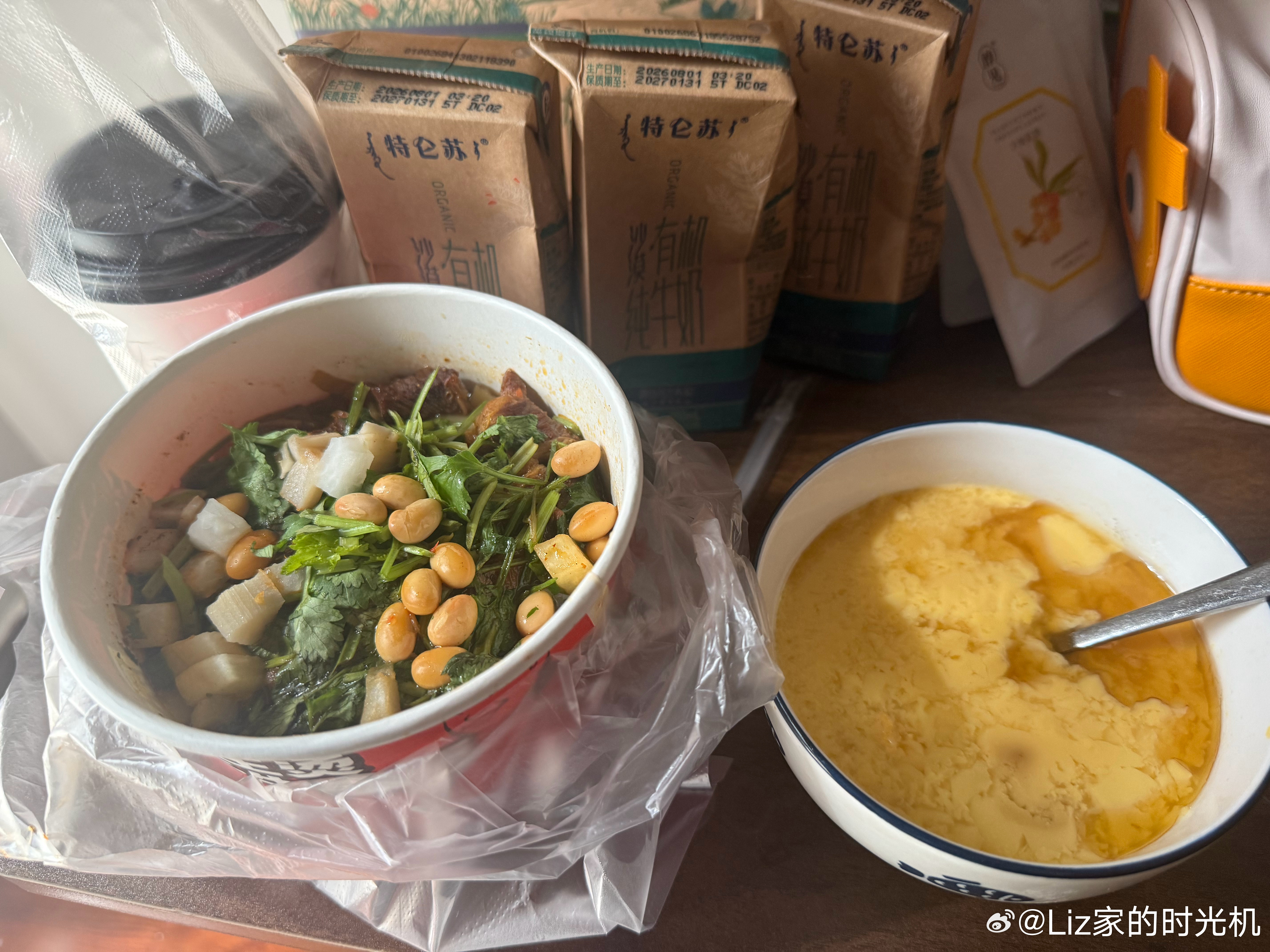 第一晚，蜜蜜尿床了，巨大一摊，尿穿透了，尿破斩杀线了（bushi。两只娃挤着睡，我和振东换这、洗那，忙叨一晚。第二晚昨晚，半夜蜜蜜一会儿说“耳朵痛痛”要我揉，一会儿说pp痛要我一直拍，一会儿又变成手指头痛要我捏捏……循环往复，到2点七点两只饱饱醒了，蜜蜜哪里都不痛了，乐呵呵跟哥哥一起去找奶奶玩儿了。我昏迷到10点才醒过来。吃蒸鸡蛋，辣牛肉粉，还有武汉特色、不过滤的带豆渣的豆浆（振东端到床头了）。其实一点胃口也没有。但我想到井迪的“有劲儿！”还有她大口吃早餐那个气血充足的样子，我也高高兴兴把蒸鸡蛋、牛肉粉全吃完了，辣汤都喝完了。 武汉