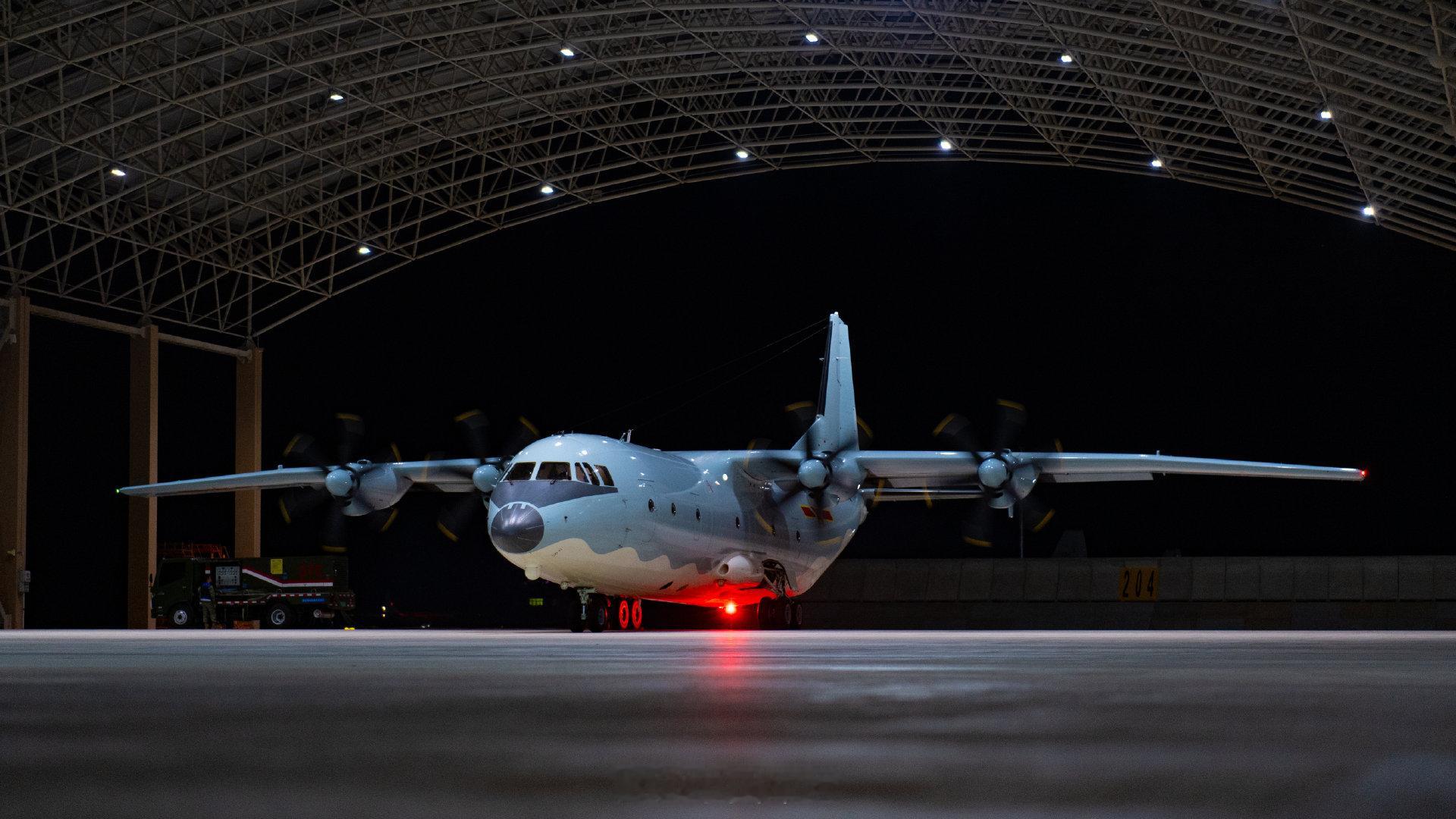 #烽火问鼎计划#  
空军航空兵试训基地大型机棚正式大范围露面 ​