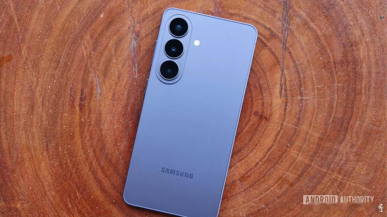 Galaxy S27系列充电速度或原地踏步，三星真沉得住气
三星Galaxy S27又传新消息，但这次可能让人有点失望——据说标准版和Plus版的充电速度还是老样子。看着国产机都上百瓦快充了，三星怎么就不着急呢？虽然充电快慢不是全部，但用户等了好几年都没升级，确实有点说不过去。希望正式发布时能打脸爆料吧 ​