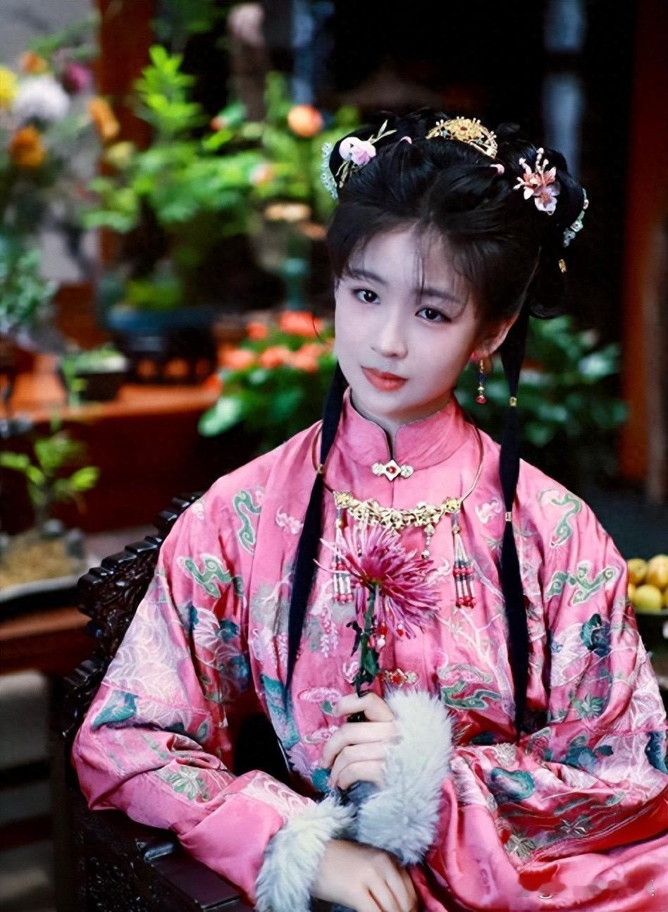 16岁李熙媛《兰香如故》演得再好，剧组不敢让她演，红线没人敢碰
一个把少年戏演到让观众直呼"换人就弃剧"的小姑娘，为什么连剧组都不敢顺着观众的意，让她把成年戏份接着演下去？一条看上去只差一步就能跨过去的线，为什么偏偏没人敢碰？
《兰香如故》今年秋天在央八和腾讯视频一上线，评论区很快就跑 ​