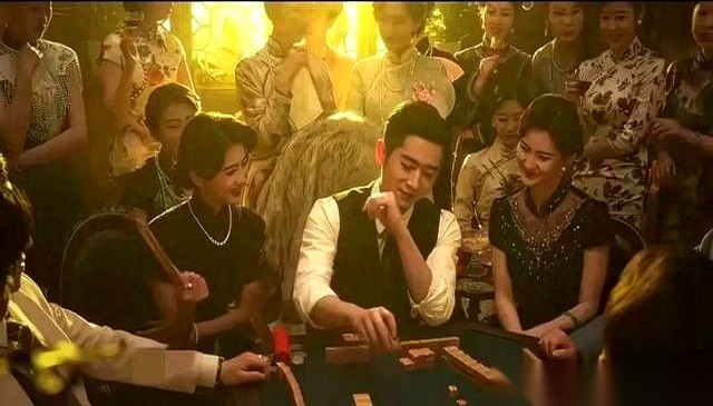 湖南卫视把压箱底的民国戏《玉簟秋》排进了10月12日的黄金档。
开局就是一场要命的误会：一个刚进会馆打工给母亲挣医药费的女学生，第一天当班就撞上针对军阀少帅的刺杀，当场被荷枪实弹的卫兵按在地上当成凶手。面对黑洞洞的枪口，她非但没求饶，反而当场跟手握重兵的少帅立下十天抓真凶的赌约，硬生生把自己的脑袋从