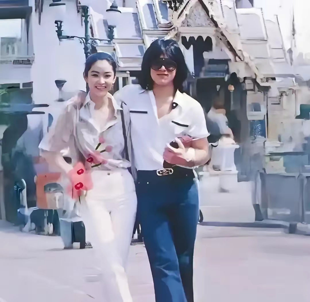 成龙和林青霞是什么关系？
1976年成龙拍《新精武门》，经秦祥林介绍才认识林青霞，转头就打电话约饭，几次暗戳戳示好全被挡了回去。后来俩人合作《警察故事》，成龙以为自己熬出点名头有机会了，结果林青霞那时候满心满眼都是秦汉，根本没给他留半分位置。
那时候的林青霞是两岸三地公认的“第一美人”，身边围绕的全