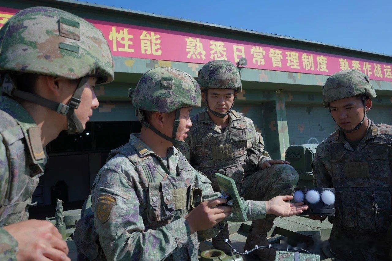 这是配套装甲兵器的无人机？？[傻眼]可能是一辆99系列坦克。 ​