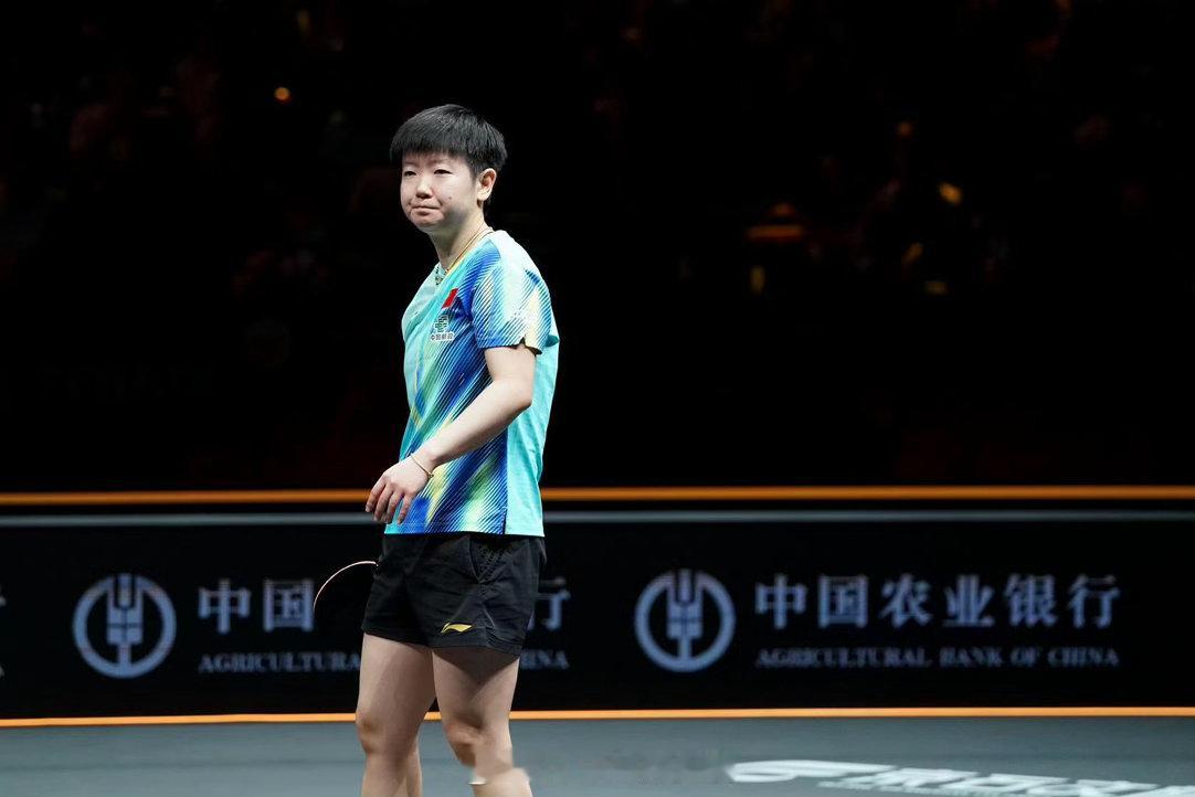 国乒究竟对孙颖莎做了什么！她可是20岁就能打败日本头号选手伊藤美诚的天才少女啊！当年的人间止藤片如今却满身伤病止步32强，太难过了！ ​