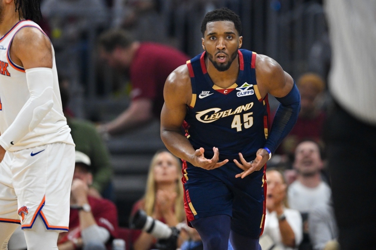 米切尔续约悬念升级！推迟签约或多拿8000万？据ESPN名记Brian...