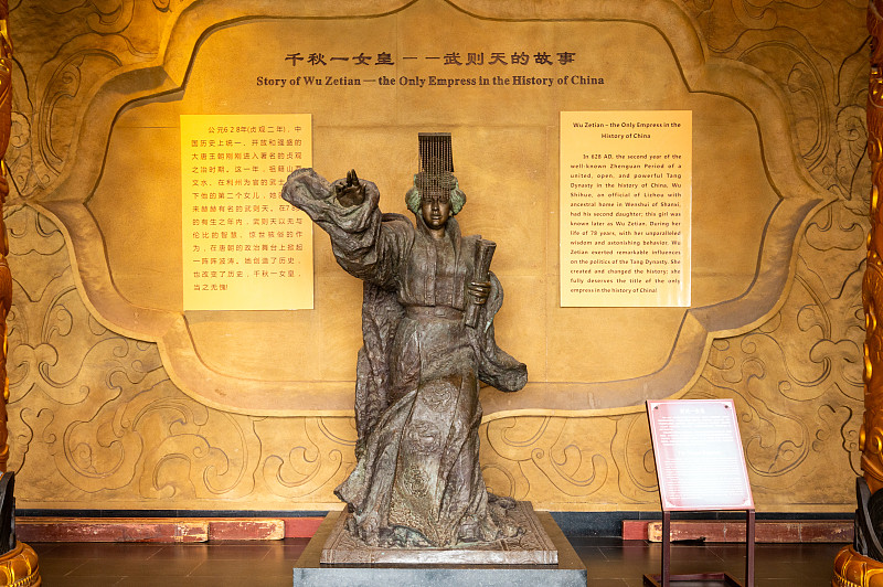 武则天做了皇帝为啥还跟李治合葬? 说武则天当了皇帝为啥还要跟李治合葬，好多人第一反应是她怂了、逃不出男权框架，甚至觉得是打自己脸，其实根本不是这么回事。
她从李世民的才人走到自己改唐为周称帝，大半政治资本都是在和李治“二圣临朝”的时期攒下来的，李治本来就是她权力之路的起点。
晚年她主动还政给李显