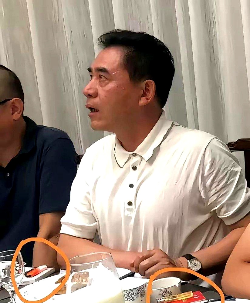 张嘉益跟陈宝国私下吃饭那张照片，传开之后，好多人第一眼盯上的不是菜，是桌上那包烟。
有懂行的说，那烟一条下来顶普通人半个月工资。

可你再看看俩人，一个穿着老布鞋，一个头发白着也没染，桌面上就三四样家常东西，旁边连助理影子都瞅不见，跟小区门口下棋的老哥俩没两样。
有意思的是这俩人这几天干的事。
陈宝