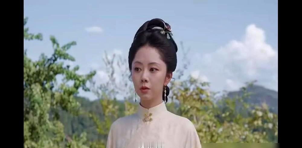 正片不到20秒，名字却被塞进演员表前排。

张铎和柯蓝去《兰香如故》客串，满打满算就俩镜头。角色头衔镶着金边，一个是正二品尚书长子，一个是大理寺左寺丞妻子。结果呢？露个脸，念两句词，直接下线。

平台算盘打得很精。柯蓝凭“无儿无女是福报”上过热搜，张铎是老戏骨熟脸。海报往上一挂，热度先吸一波，至于真