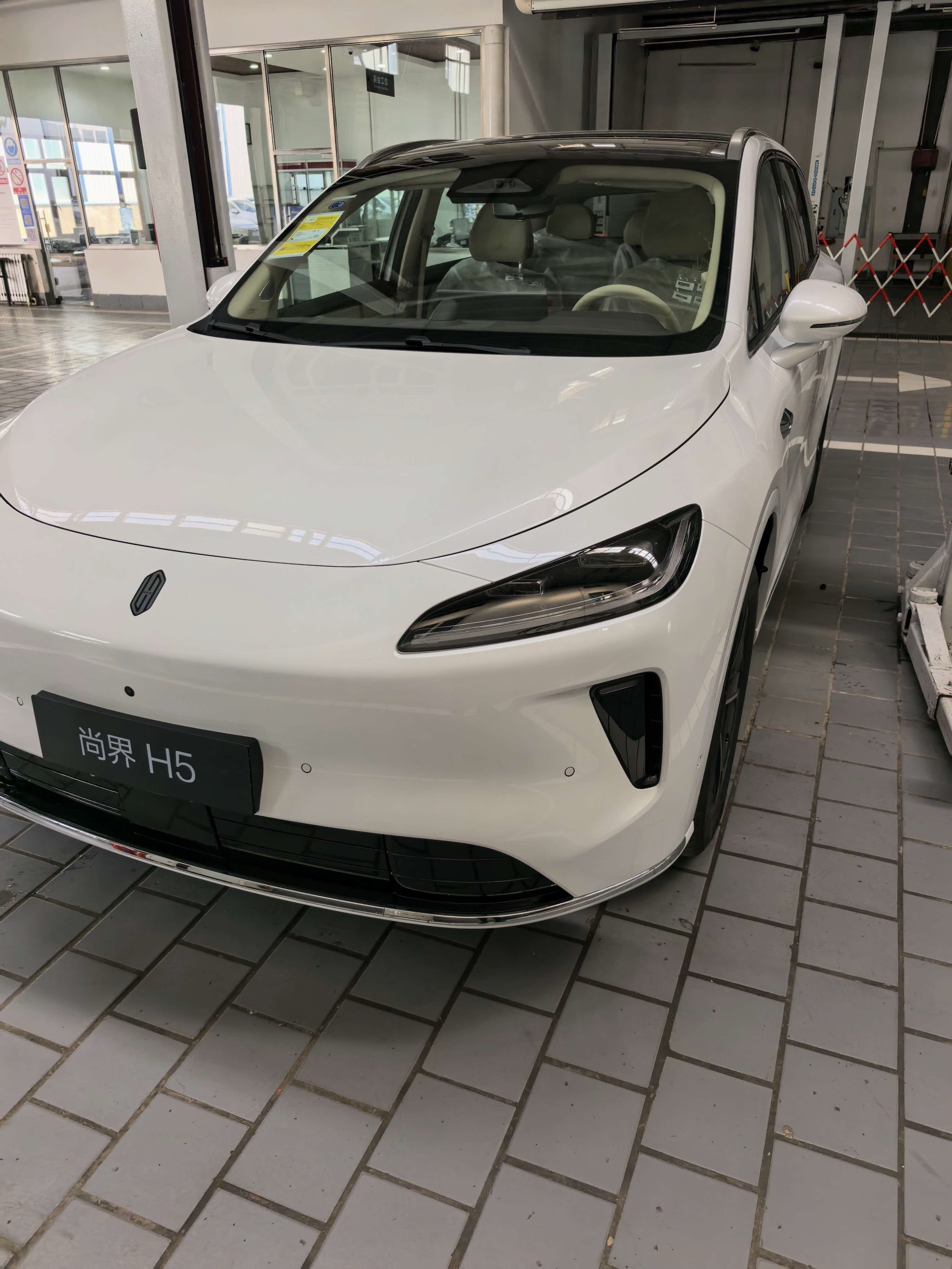 ⭕服务温暖故事：
黑龙江 代表处 服务口碑+10
尚界H5 
✅故事详情：客户预约进店到店安装护板，细节满满。
✅传播文案：国庆假期出行回来，特意预约来到大庆让胡路方晓鸿蒙智行尚界用户中心，给爱车安装护板。门店服务贴心周到，工作人员热情接待，细致检查车辆状况，为假期出行保驾护航。
 
等候期间可以