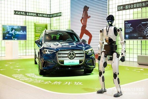 【北京人形机器人携手奔驰 天工3.0出任「硅基推荐官」】北京2026年8月22日 /美通社/ -- 
北京人形机器人创新中心与梅赛德斯-奔驰携手，具身天工3.0机器人以「硅基推荐官」身份进入奔驰真实服务链路。恰逢8月19日北京WRC世界机器人... ​