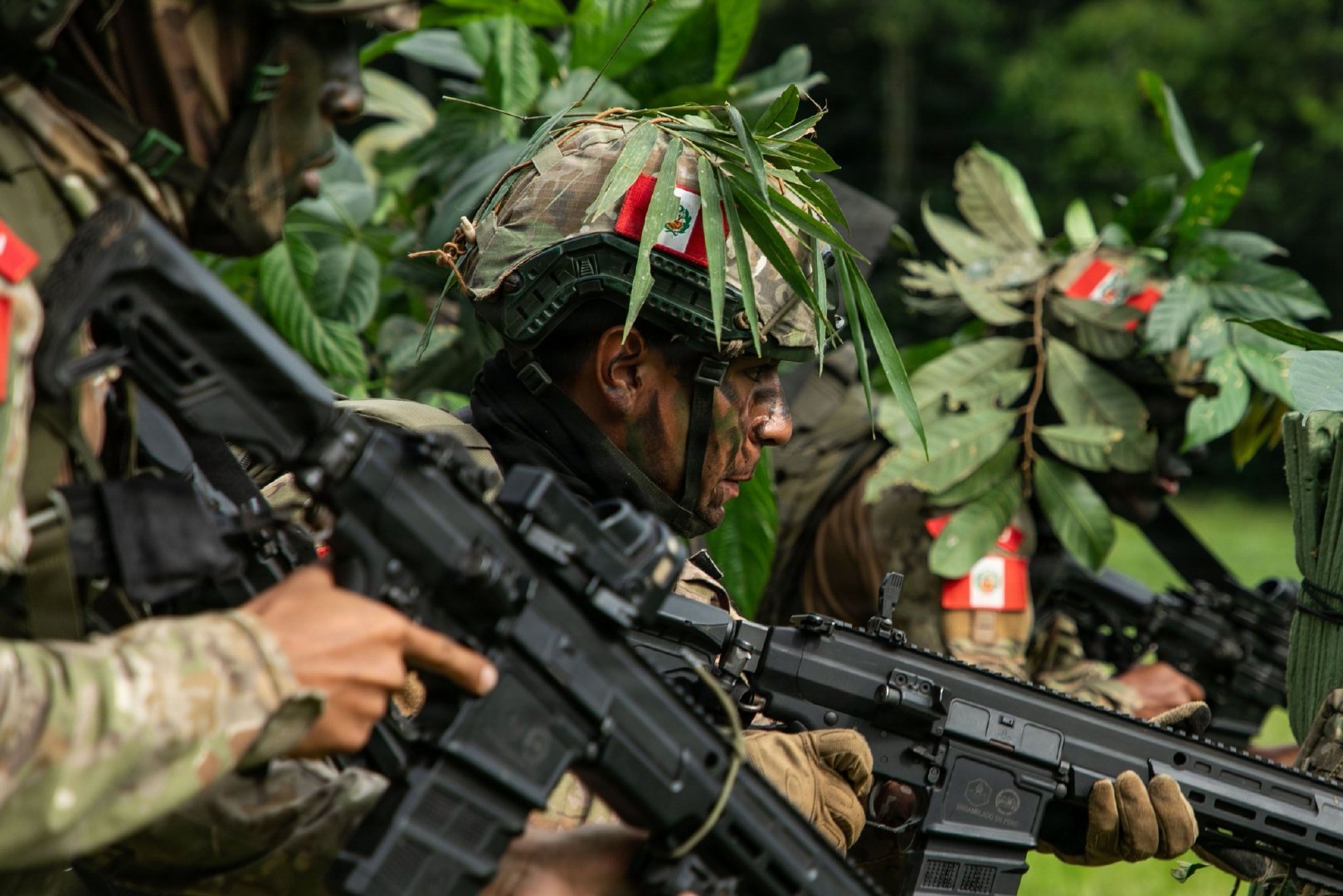 秘鲁士兵手持ARAD7突击步枪。 ​