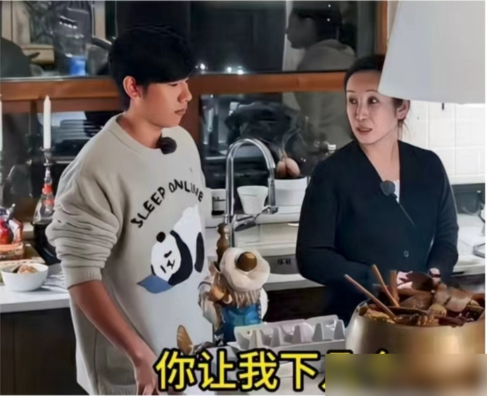 胡先煦这一开口，差点没把秦海璐逼得当场下蛋！
当时俩人在厨房做饭，胡先煦冷不丁凑过来问：姐，准备下几个蛋？
秦海璐转头就接：让你笑几个就咯咯几声。结果这小子更绝，当场敲定那锅里下仨，生生把大女主逗得捂脸大笑。
网友全在评论区笑疯了：话赶话到这份上，海璐姐这蛋是非下不可了！
最舒服的关系莫过于