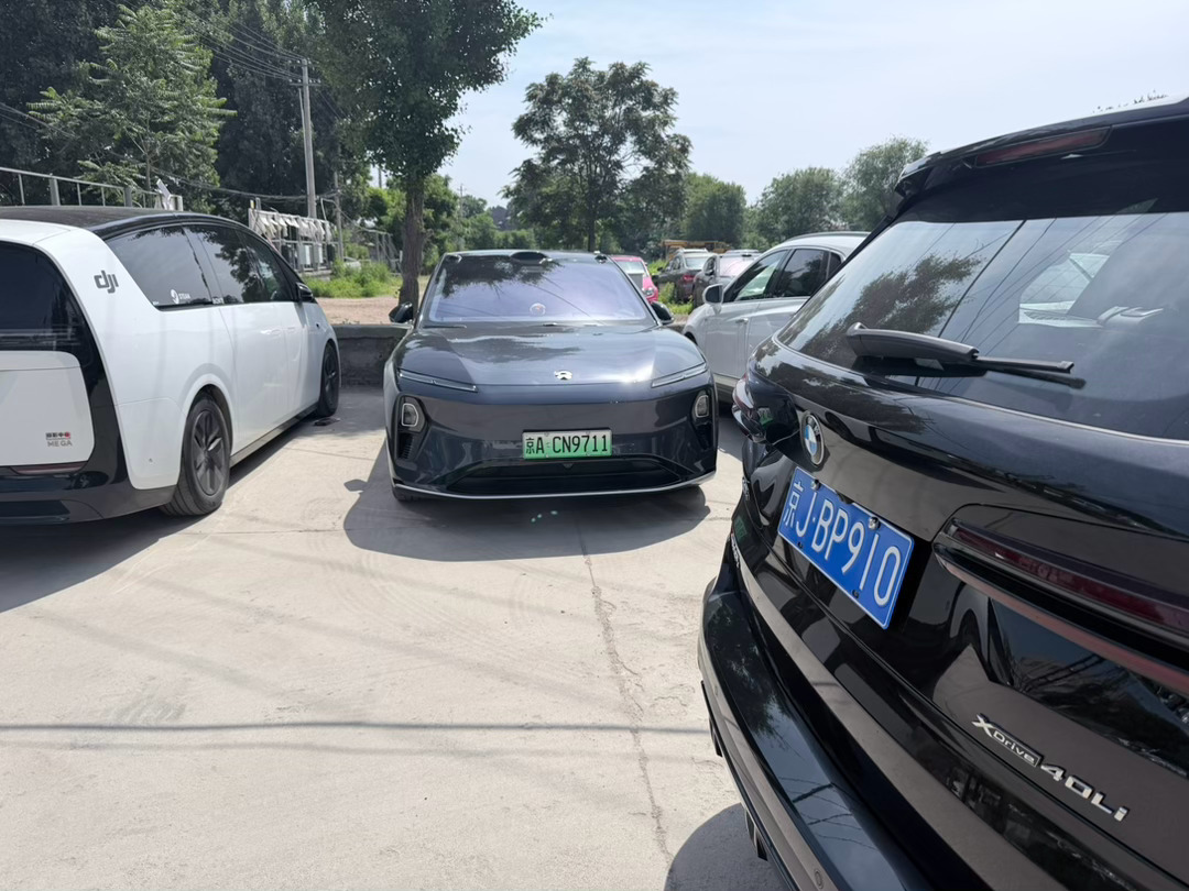 et9 二手车的价格已经来到3开头，当初这俩新车都差不多 ​​​