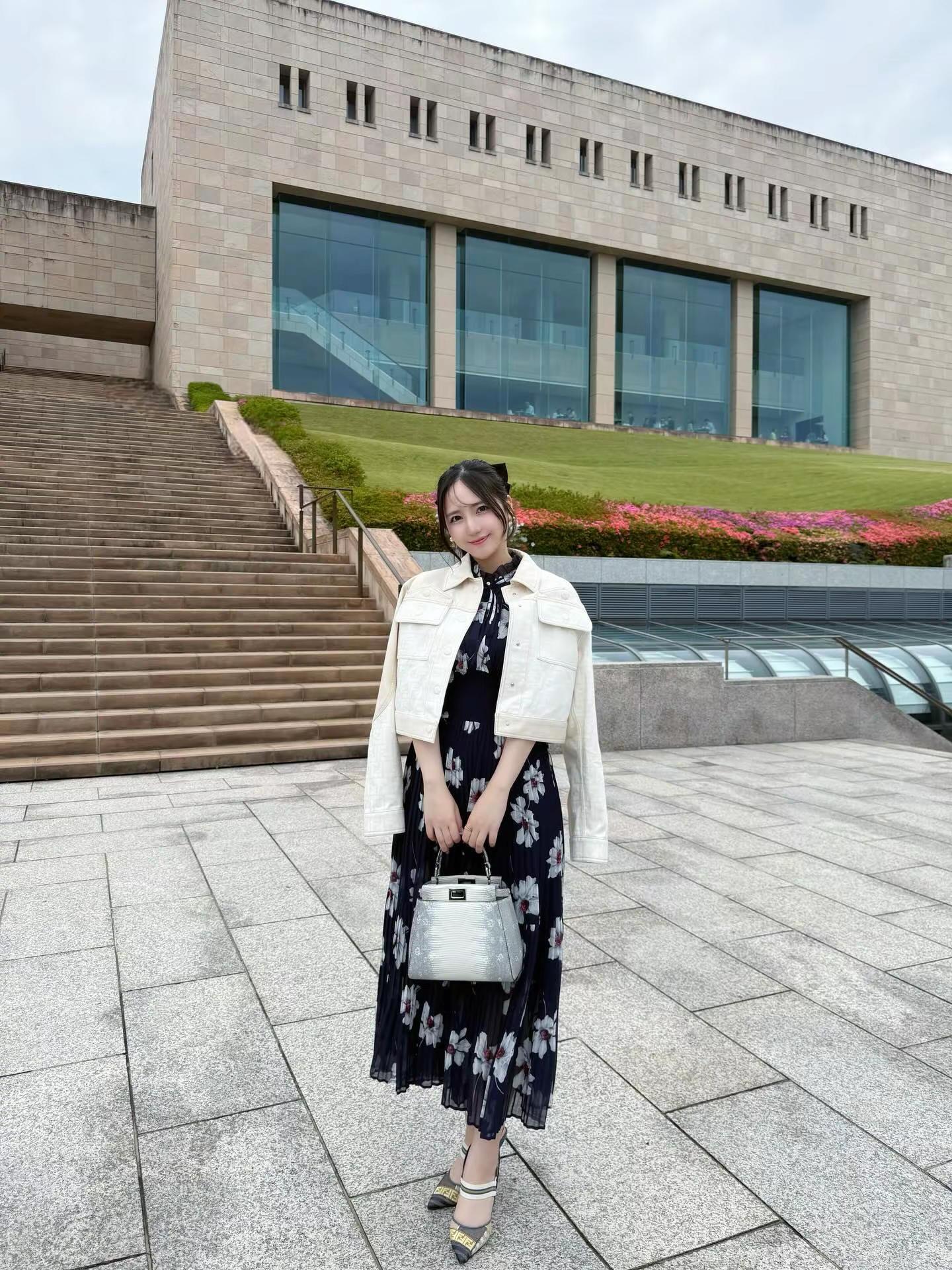 这样装扮很优雅🎶匆匆一眼,她是不是长大了