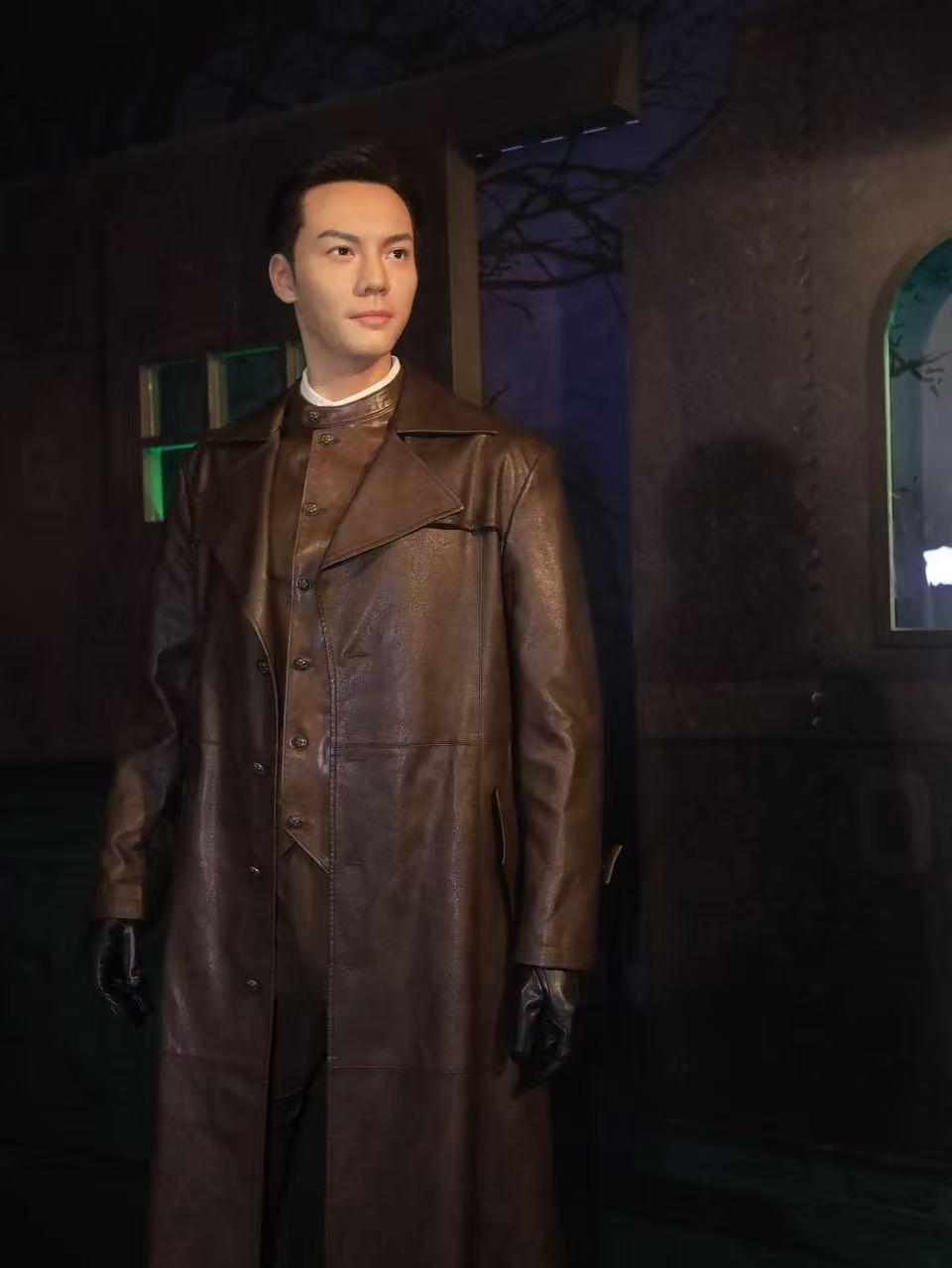 《九门》全新造型佛爷蜡像，正式亮相上海杜莎

长款棕色皮衣加身，依旧是熟悉的张启山
从过去到现在
他所身处的，始终是风云变幻的乱世
而今再回望，早已换了人间

佛爷依旧伫立于此
目光仿佛越过曾经的风云，看向如今的万家灯火
这一回，他终于不必再困于时局

新造型即日起限时展出6个月
展出至2027 ​