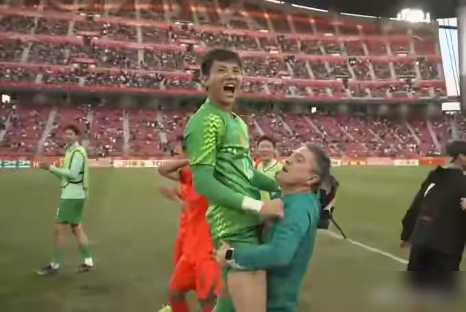 李昊连扑俩点球，安东尼奥直接把这小子抱起来举高高了，一米八几的门将，被一个老头生生拎离地面。就为这，全网都在刷同一个画面。
点球大战前，李昊扭头跟队友喊：随便打兄弟，随便打，干他们就完了，他们踢不进我也能扑出来。结果真就扑出去俩，四次全判断对方向，神了。
这是亚运男足铜牌战，中国2-2乌兹别克，