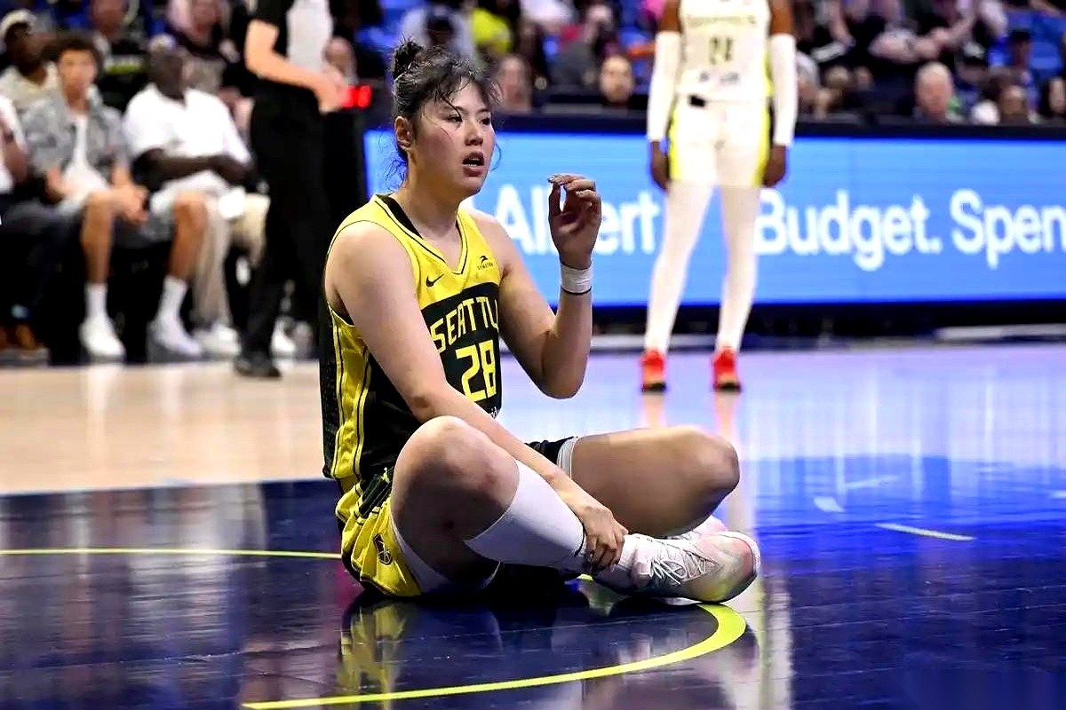 翻开2026赛季WNBA达拉斯飞翼队的数据单，27岁的李月汝，交出了一列极其刺眼的数字：29场比赛，0次首发。
仅仅一年前，她还能在这片场地上死磕34分钟，硬砸出10分15个篮板；但现在，球队打了30多场，她有整整9场比赛被死死钉在板凳上，连一秒钟的汗都没出。
放着国内八倍的薪水不挣，中国女篮的绝对