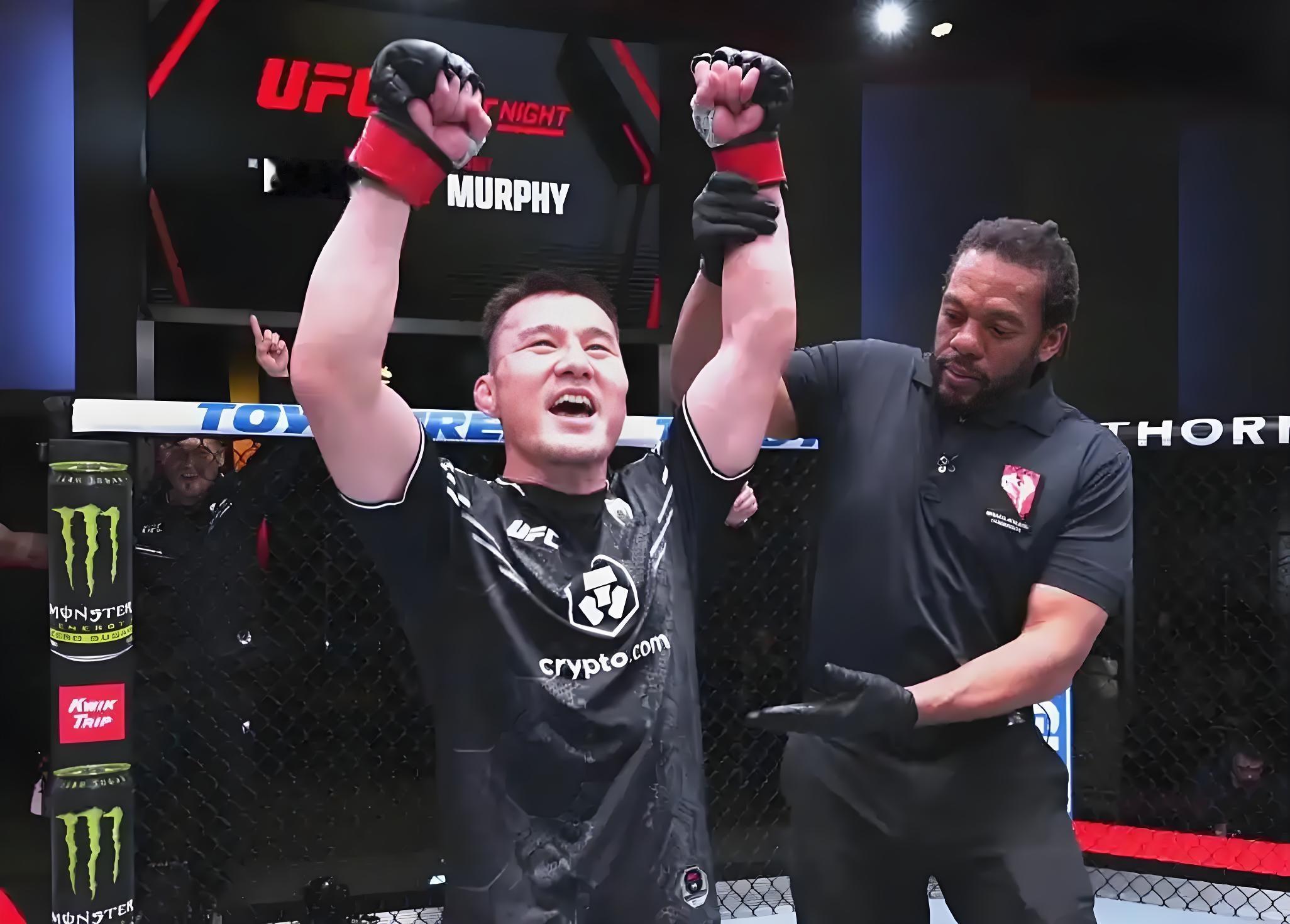 “中国力量”申城见证，UFC格斗之夜上海站以16188人的现场观众数创亚洲纪录。