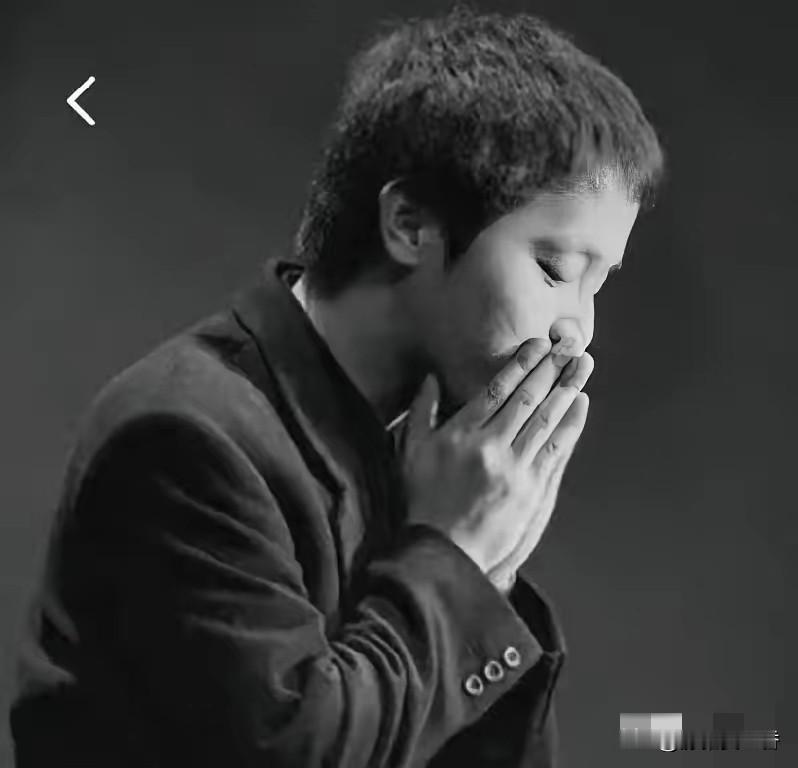 窦唯，引发热议！
​9月9日，王菲的前夫窦唯，谁能想到，向来远离娱乐圈是非的他，这次居然悄无声息的上线了一首纯音乐新作《从前 送何勇》。
 
何勇离世八天，窦唯始终没有公开发声。网络上出现不少议论，有人感慨人情淡薄，认为魔岩三杰的情谊不复存在。面对外界种种声音，窦唯依旧保持沉默。直到9号上午，一首4
