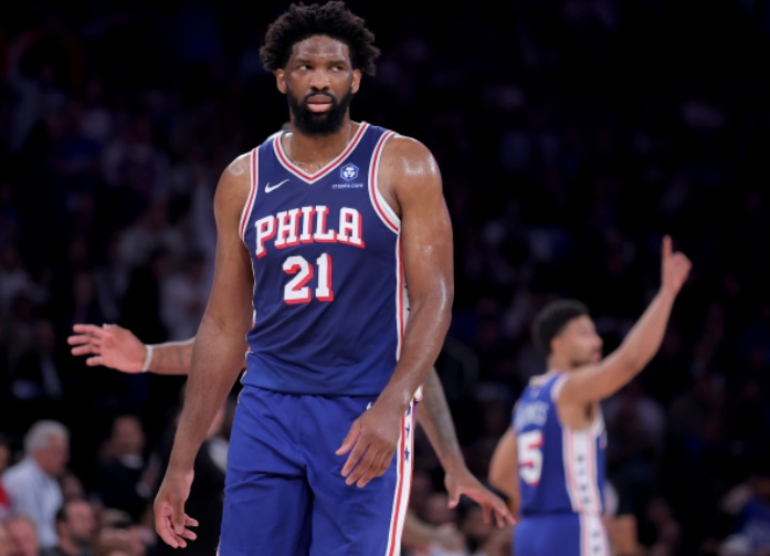 NBA季前赛，76人108-114不敌篮网。赛后，76人记者Keith Pompey在《Locked On 76ers》节目中谈到了恩比德本场比赛的表现。

Pompey表示：“有些时候，我感觉比赛对他来说就是有点太快了，你懂我的意思吗？有一次大瓦格纳出手，他想跳起来封盖，但他就是没能达到那个高度，他上不去。当然，这只是他的第 ​