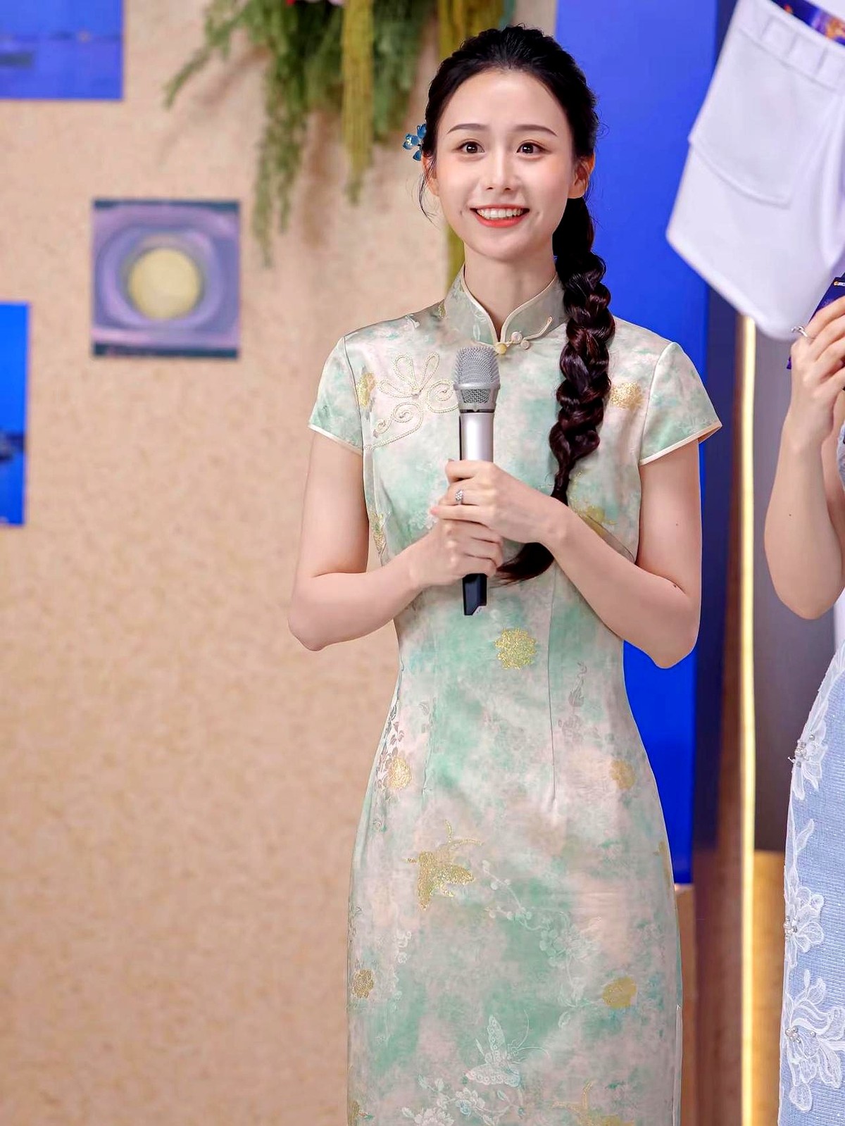 穿上旗袍到底是人衬衣服还是衣服衬人？看了《给阿嬷的情书》里的王晓慧就懂了。

她演的阿嬷淑柔，硬是把“腹有诗书气自华”给具象化了。戏里戏外透着股温温柔柔的传统美，甜却不腻，端庄又一点都不死板。

这才是内娱现在真缺的那种正宗新中式美人。

内娱的导演们能不能顺着网线看看她？赶紧把好本子递过去啊，真想