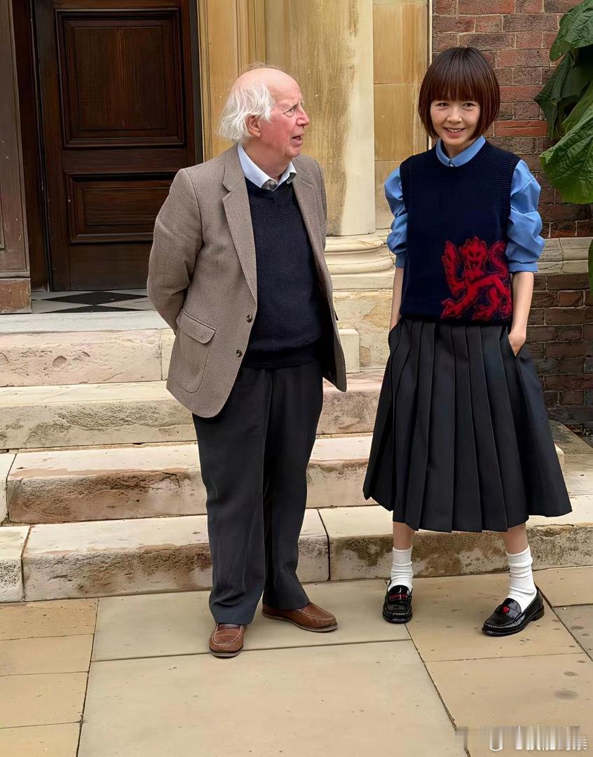 著名主持人鲁豫现身英国剑桥，完全看不出来已经56岁，满满的少女感，穿搭也非常有气质，太美了 ​