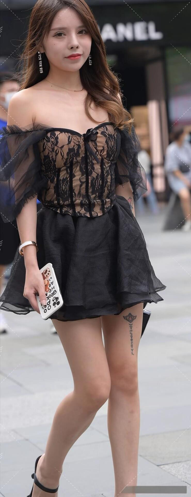 ;街头偶遇，这位小姐姐的黑色蕾丝裙真是太有范儿了！&