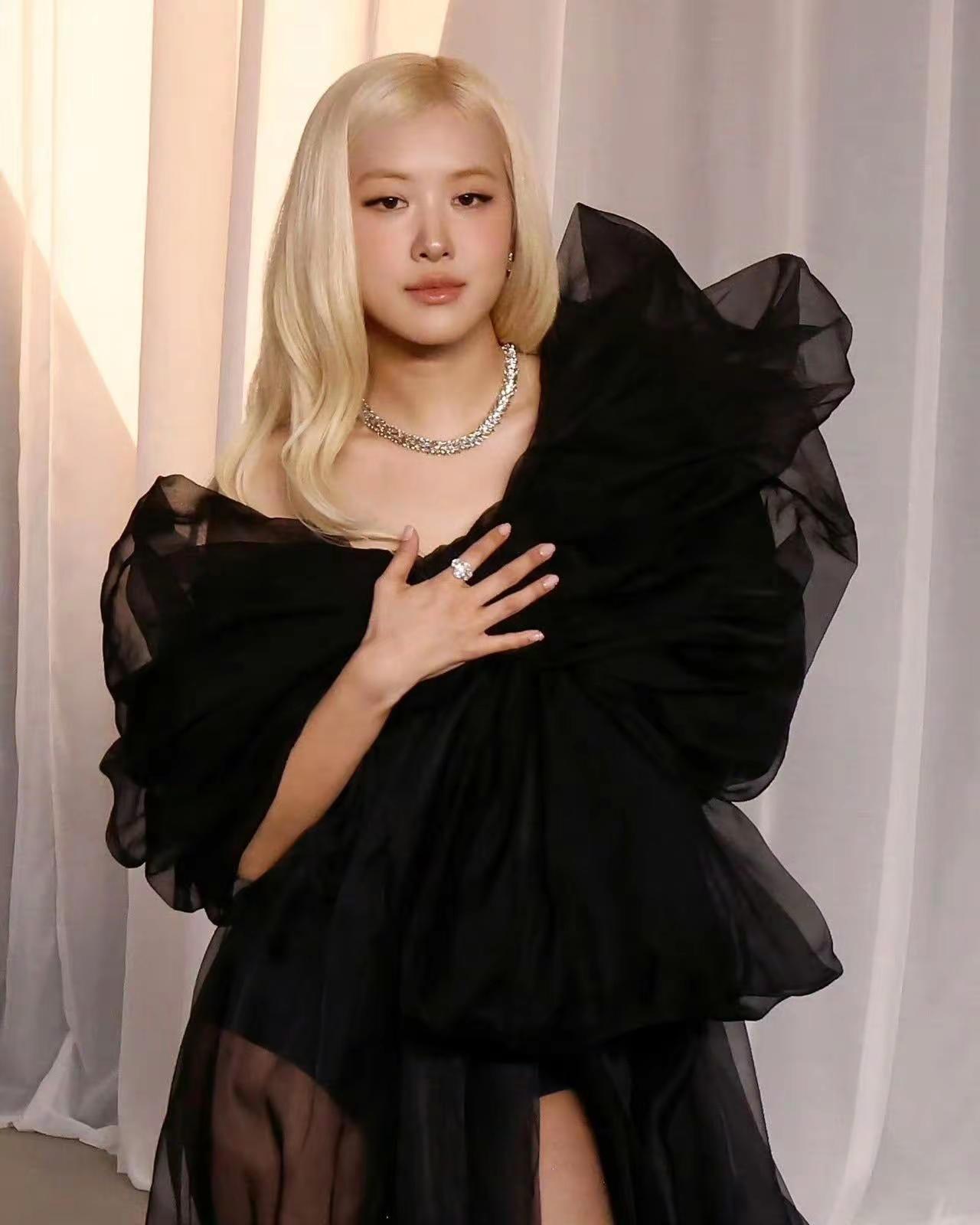 📍洛杉矶 Academy Museum Gala🖤黑纱裹挟温柔与锋芒✨金发在暖光里静静发光Rosé这组晚宴造型太绝了薄纱褶皱藏住独有的优雅ROSÉ 朴彩英黑色礼服 @roses_are_rosie
