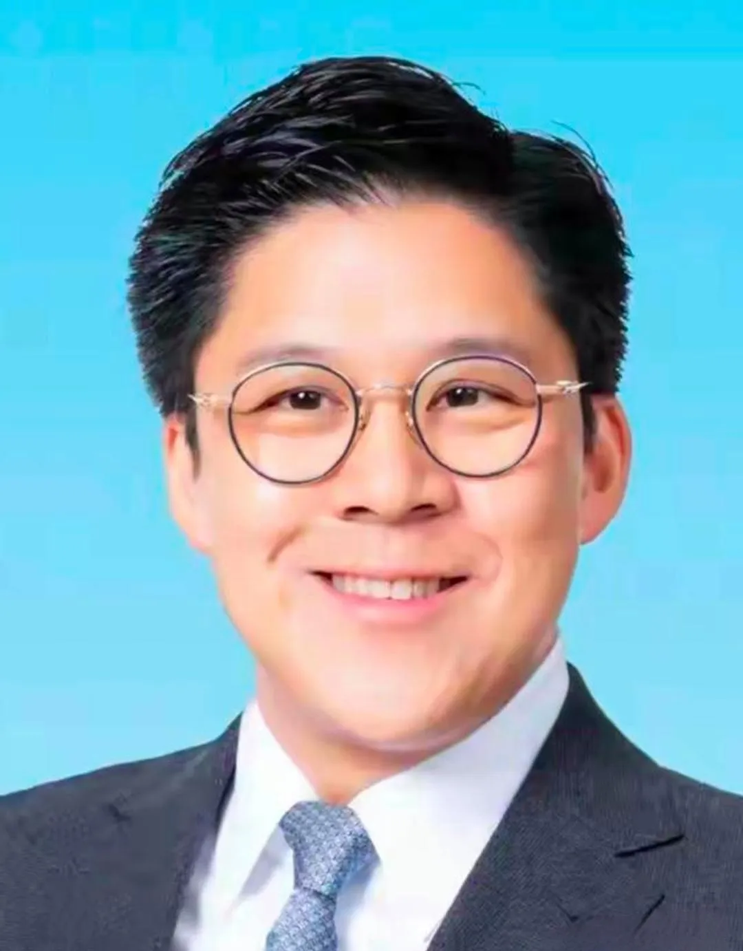 现在霍家很难跟李嘉诚掰手腕了。原因很简单，不是因为霍英东当年不够厉害，也不是因为霍家没人，而是因为两家走的路早就分开了。李嘉诚451亿美元身家稳坐香港首富，港口零售能源铺到全球。霍家连福布斯前五十都没进。

账面上，差距确实摆在那儿。

2026年福布斯香港富豪榜，李嘉诚451亿美元，全港第一。霍家